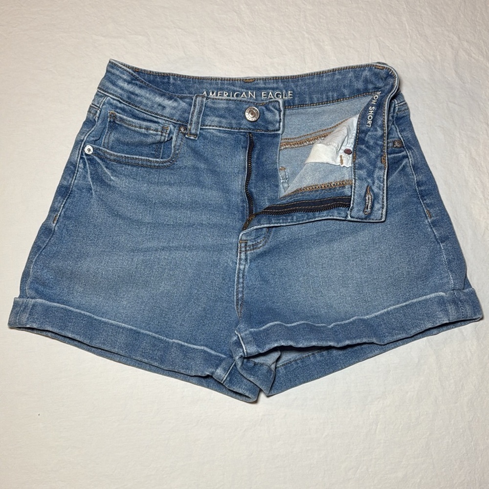 American Eagle Outfitters Women's Roll Cuff Medium Wash Mom Shorts Size 2 EUC - Picture 3 of 10